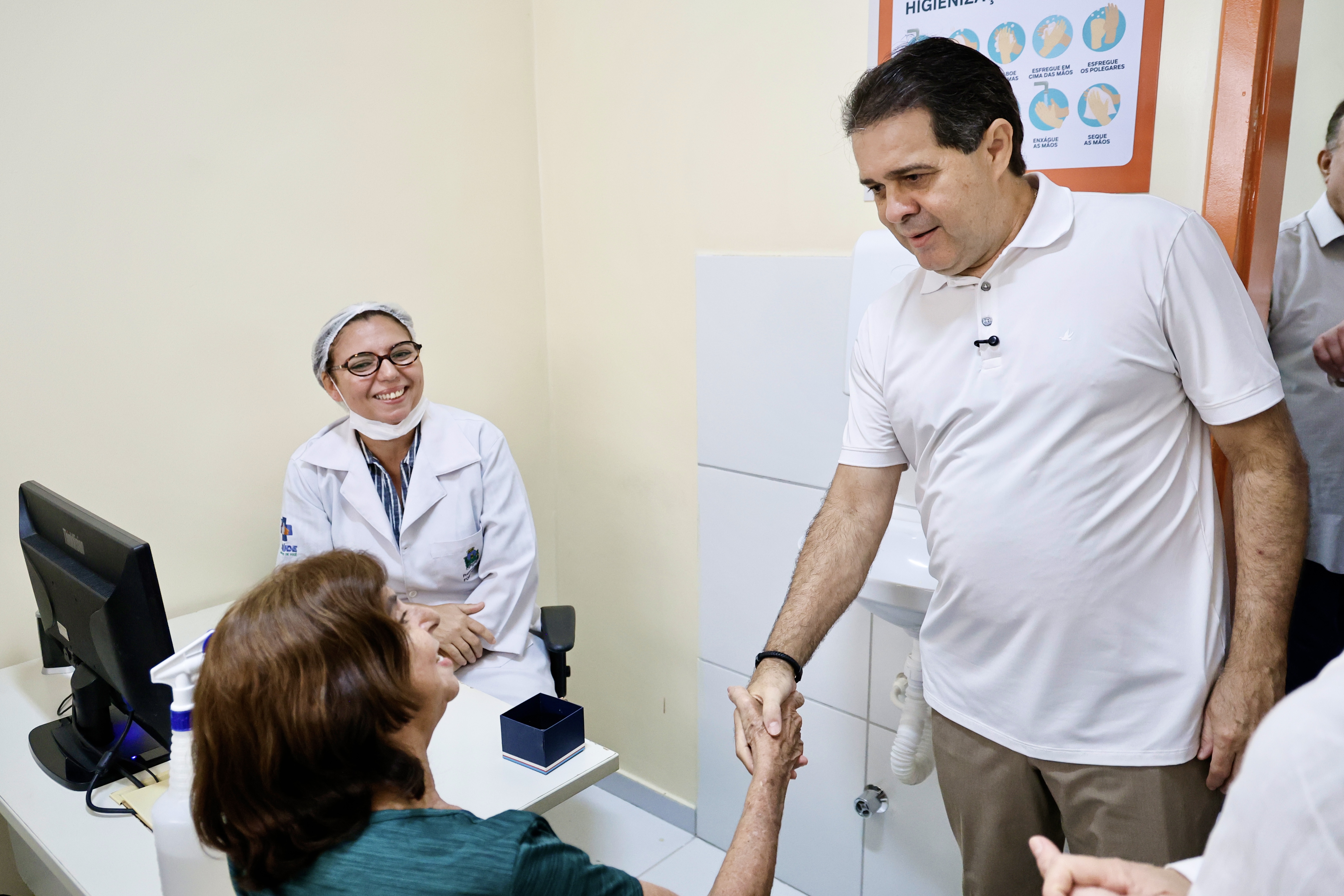 prefeito cumprimenta uma paciente